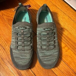 Skechers classic fit memory foam sneakers size 7